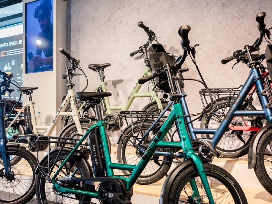 De toonzaal van de i:SY Flagship-Store met compacte elektrische fietsen